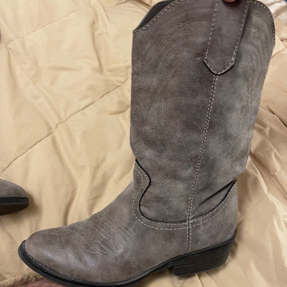 Mossimo Women’s Size 6 Cowgirl Boots.